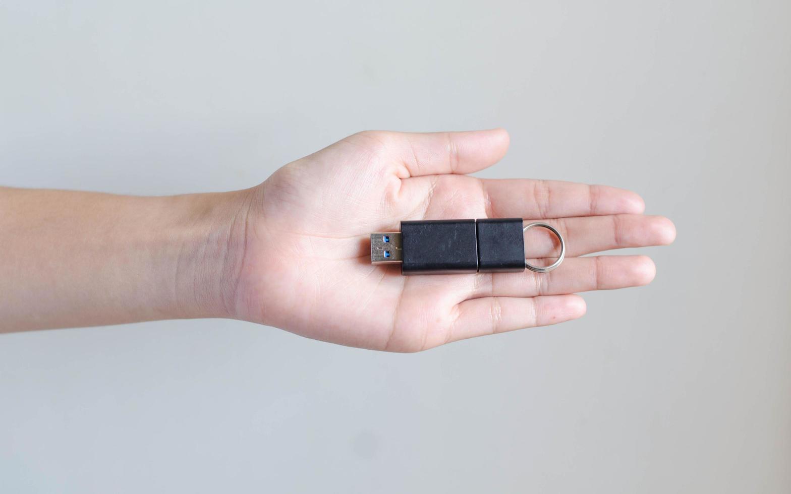 Pendrive na mão